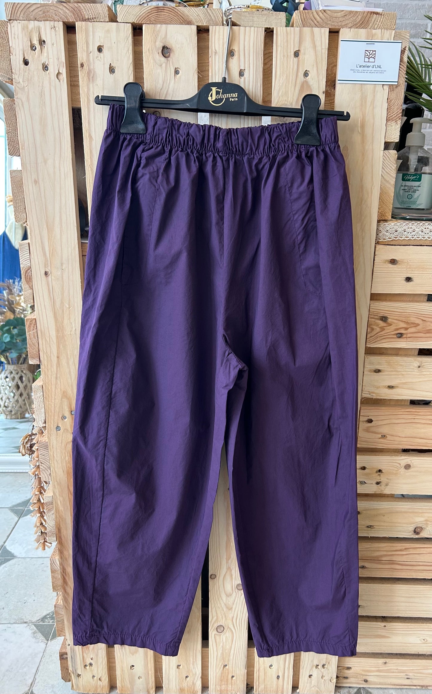 Pantalon Magique en toile fine aubergine - Johanna Paris