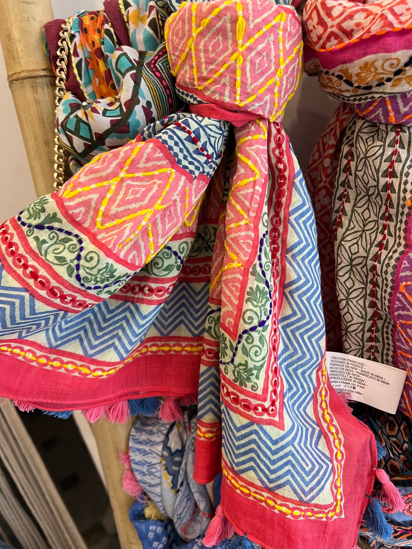 Carré en coton brodé et pompons