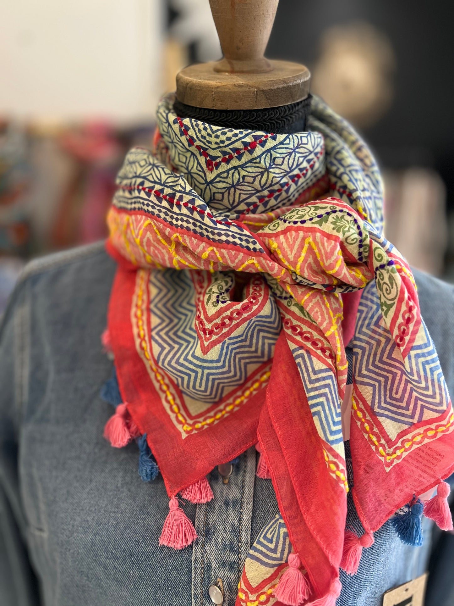 Carré en coton brodé et pompons
