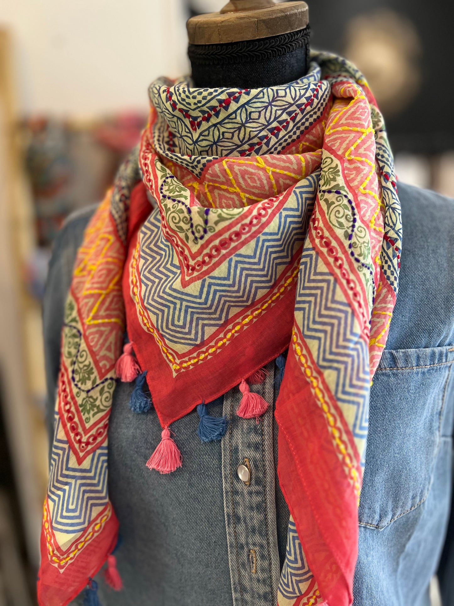 Carré en coton brodé et pompons