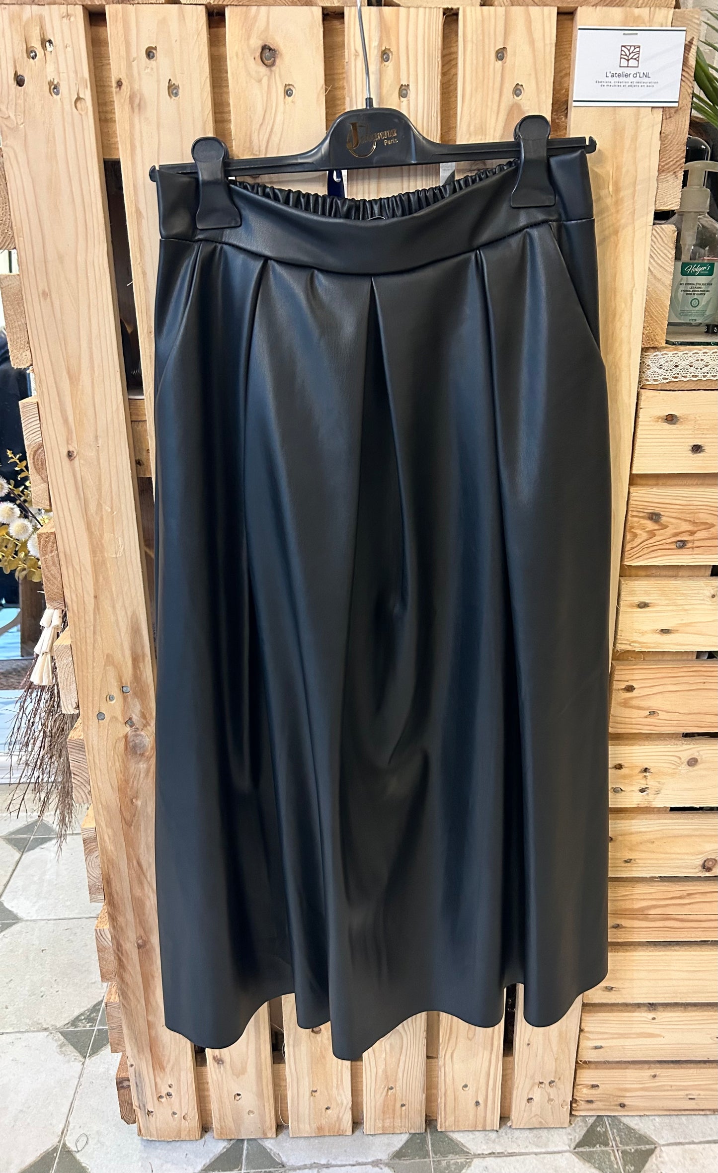 Jupe longue Marlène en simili-cuir noire - Johanna Paris