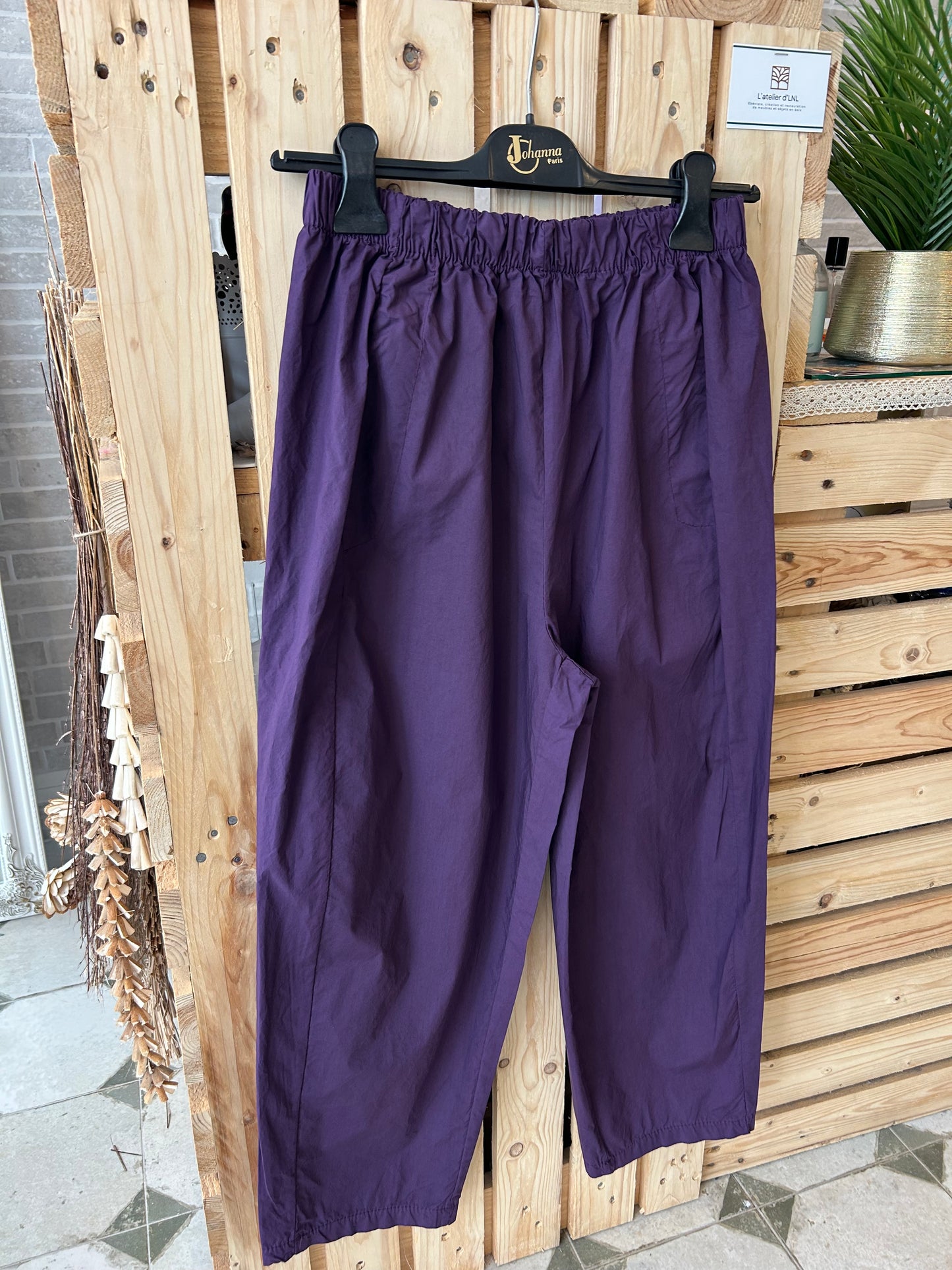 Pantalon Magique en toile fine aubergine - Johanna Paris