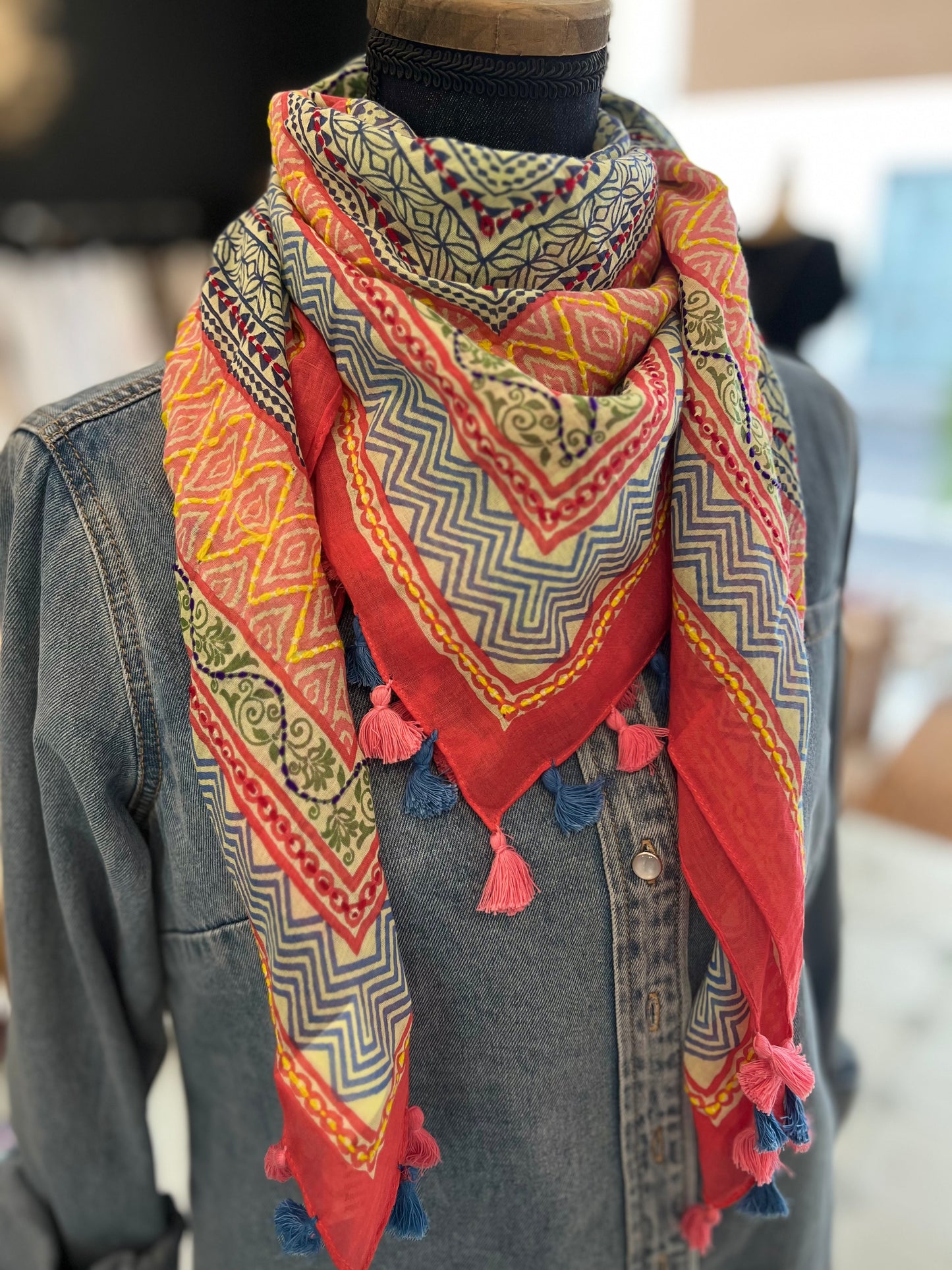 Carré en coton brodé et pompons