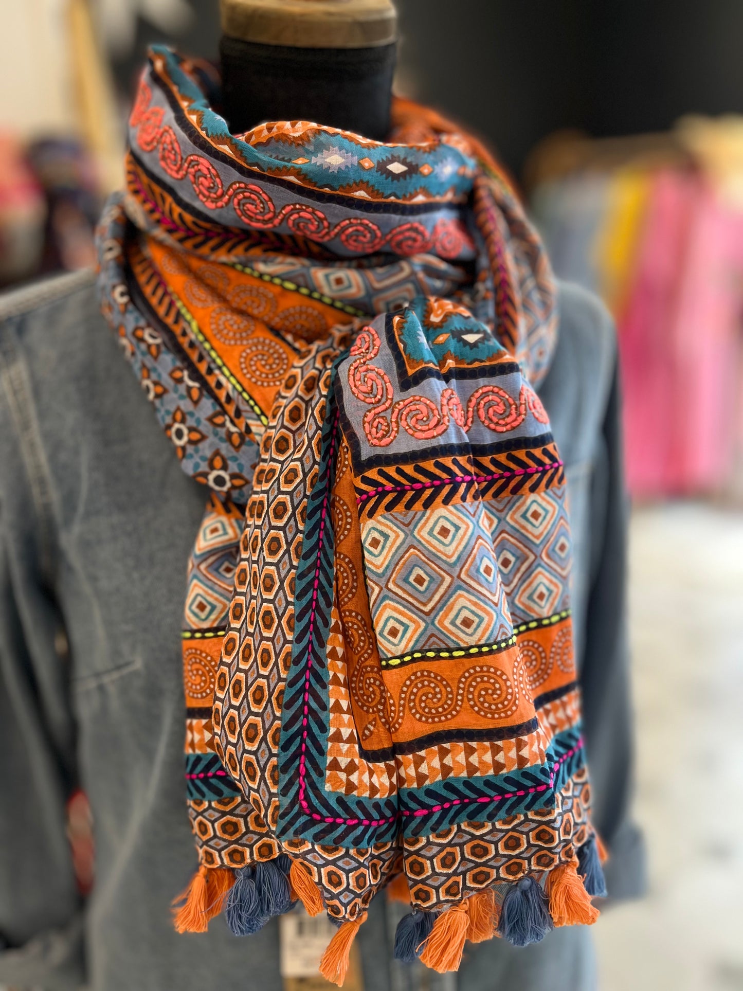 Étole en coton brodée et pompons