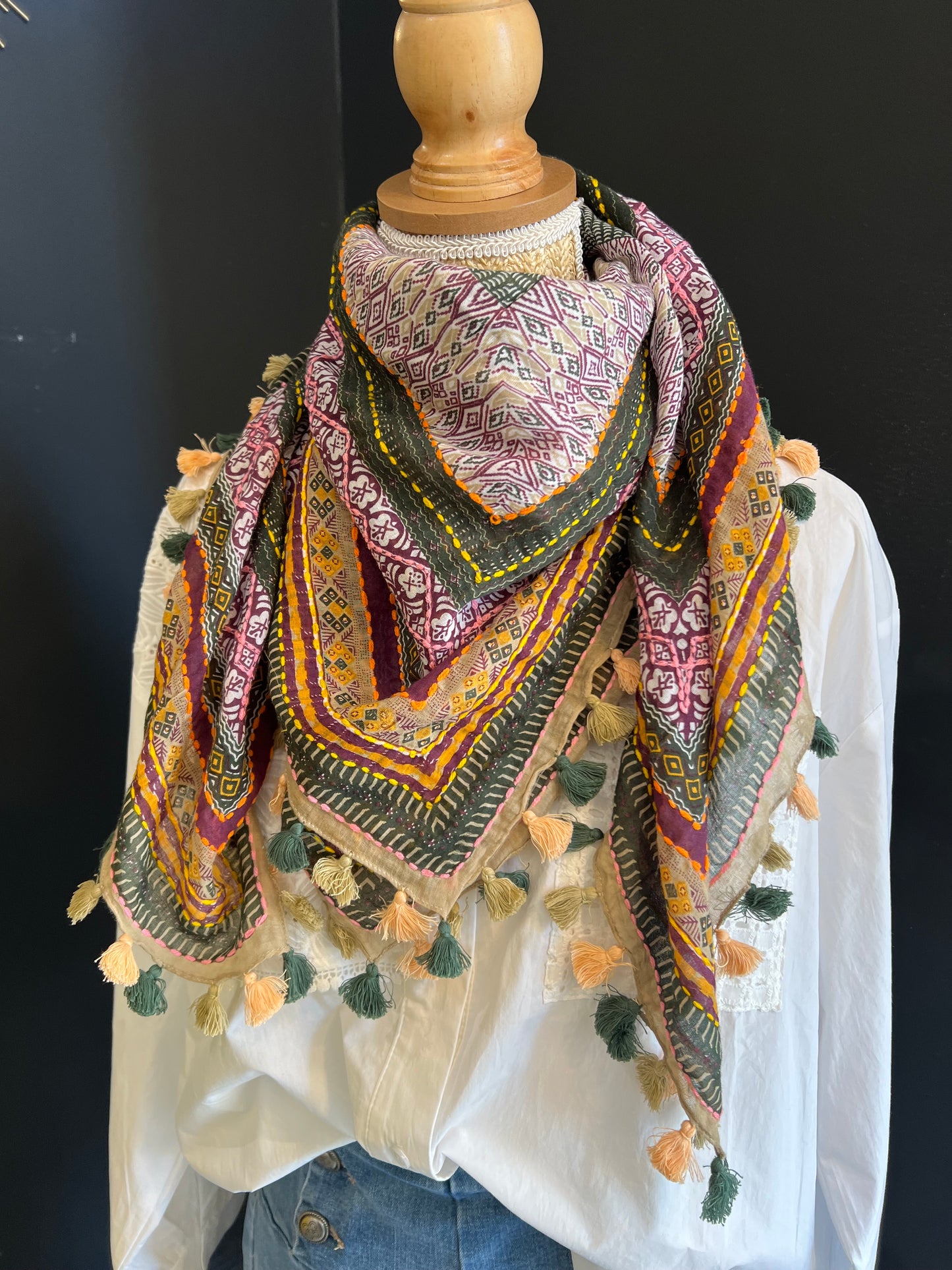 Carré en coton brodé et pompons