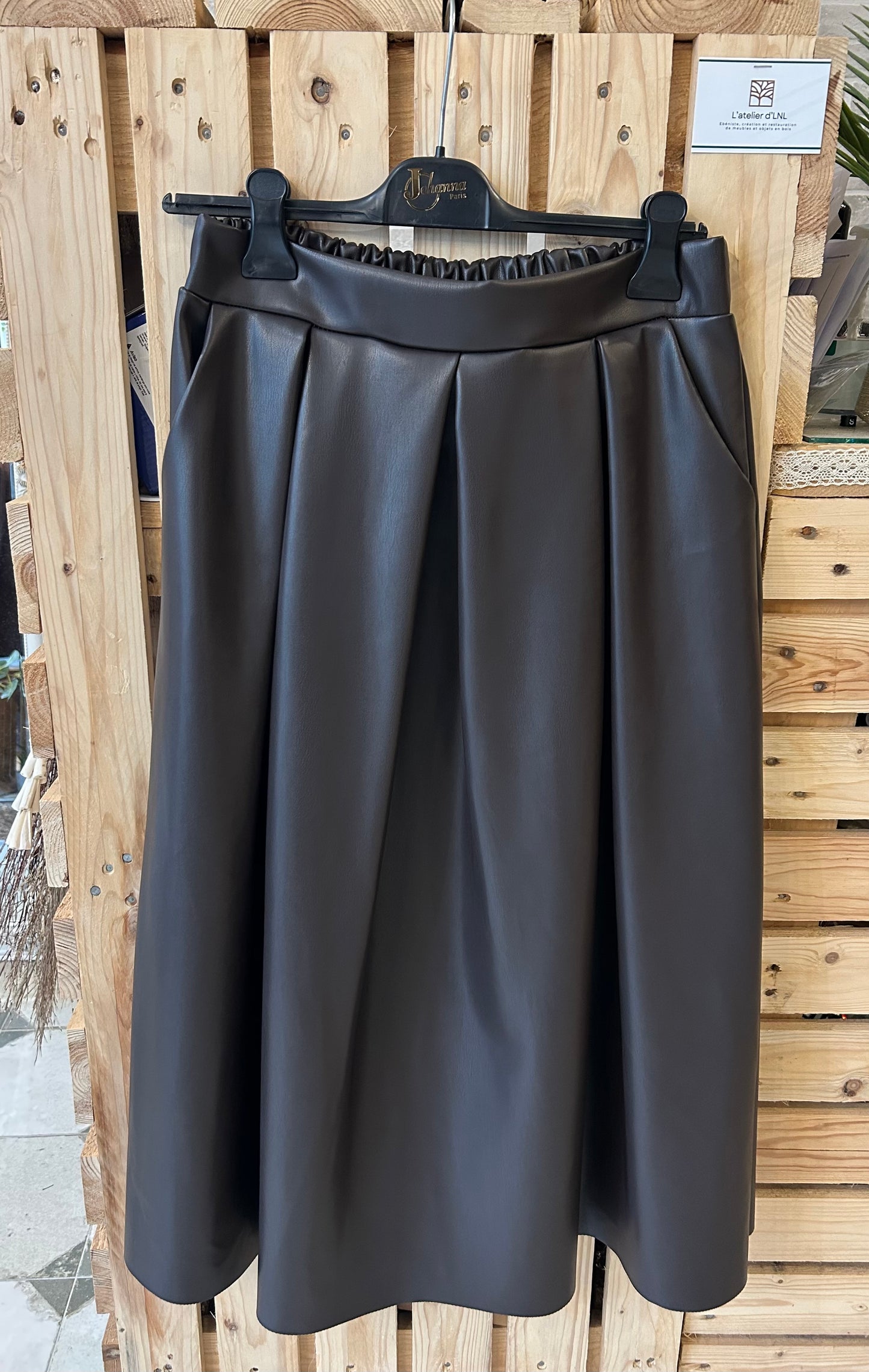 Jupe longue Marlène en simili-cuir chocolat - Johanna Paris