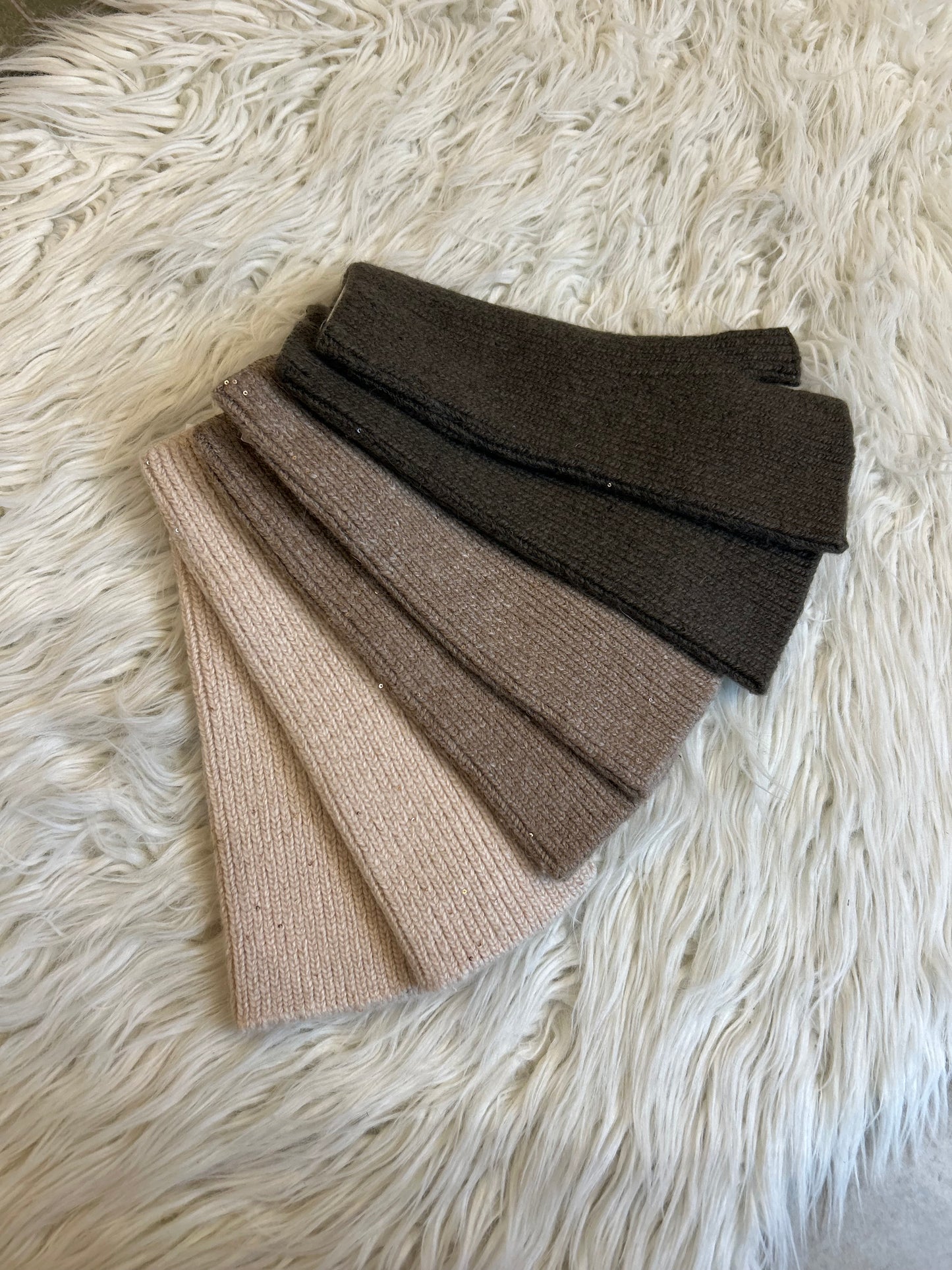 Mitaines avec des sequins - beige