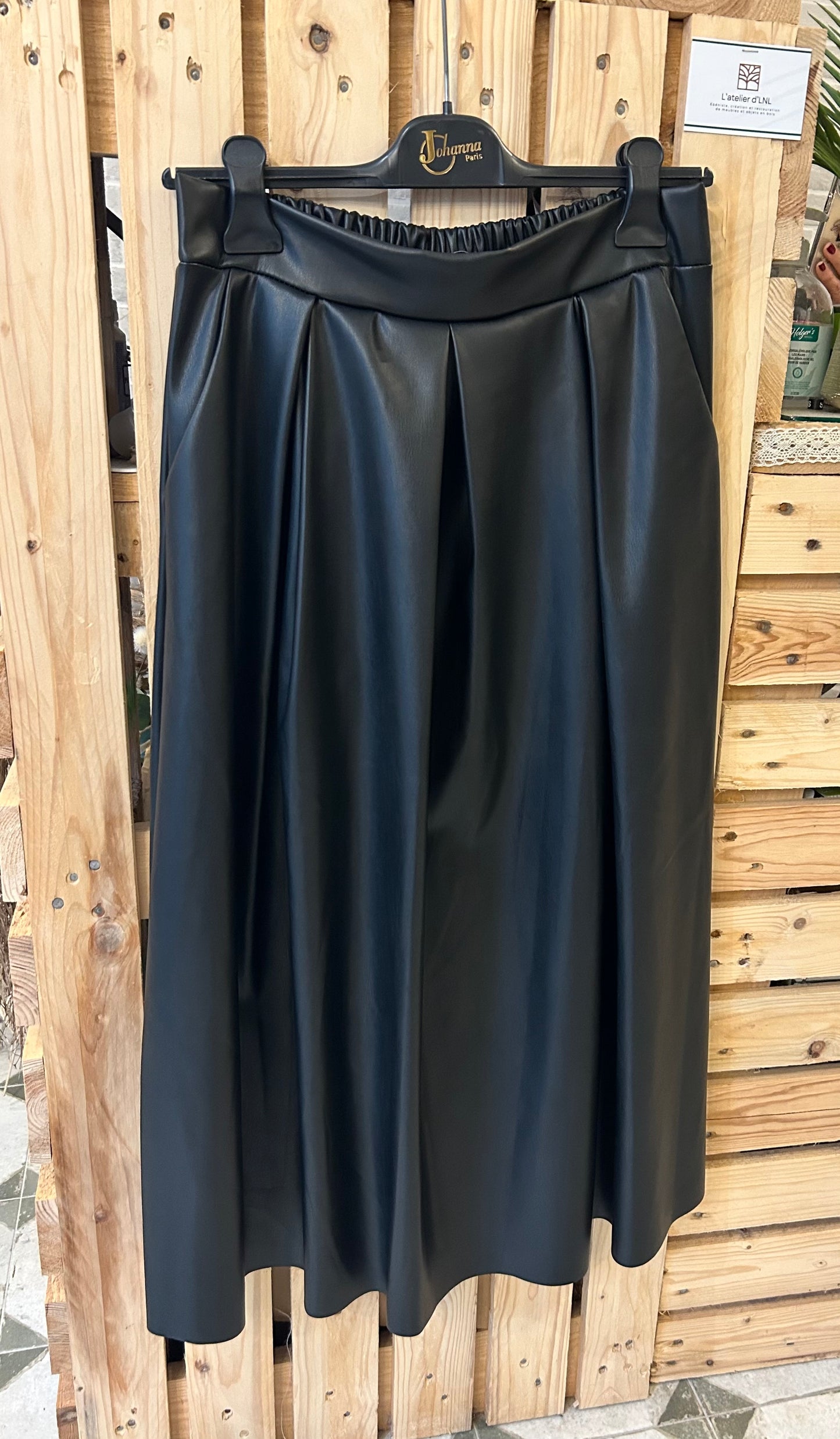 Jupe longue Marlène en simili-cuir noire - Johanna Paris