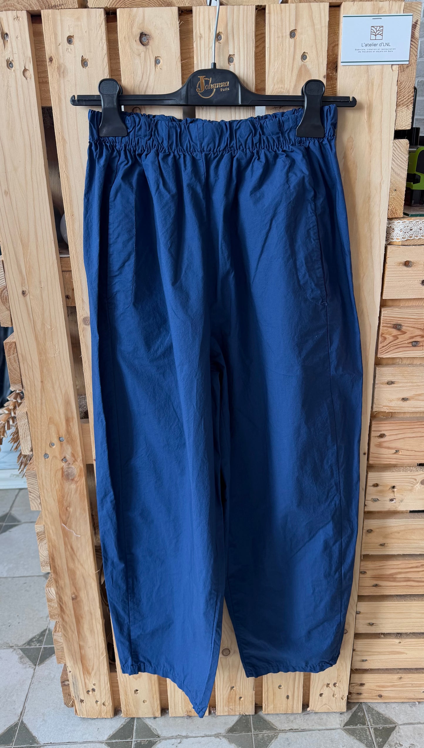 Pantalon Magique en toile fine bleu marine - Johanna Paris