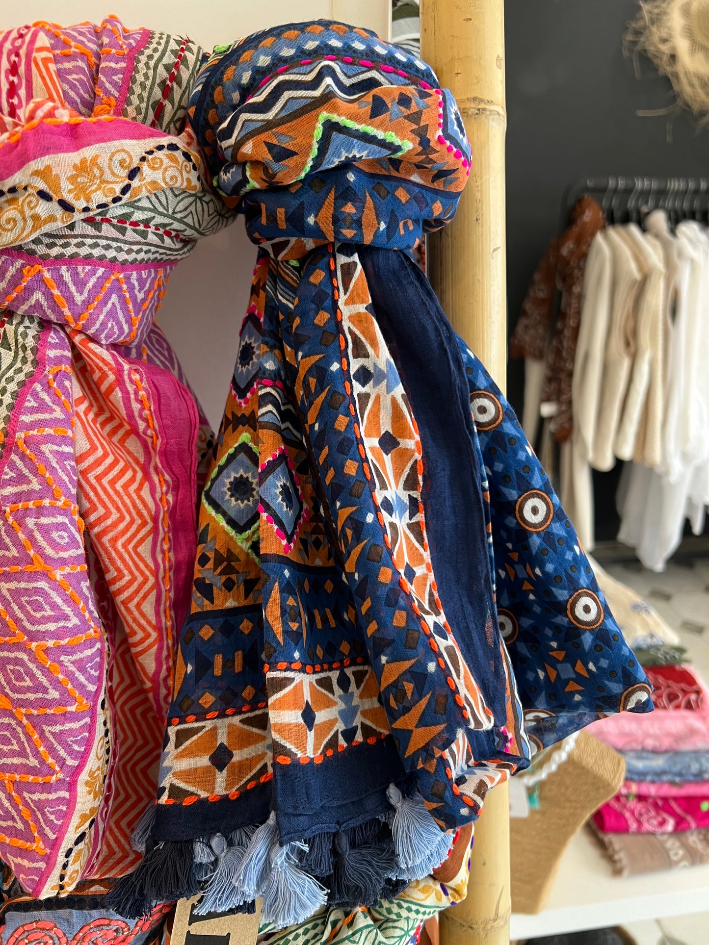 Étole en coton brodée et pompons