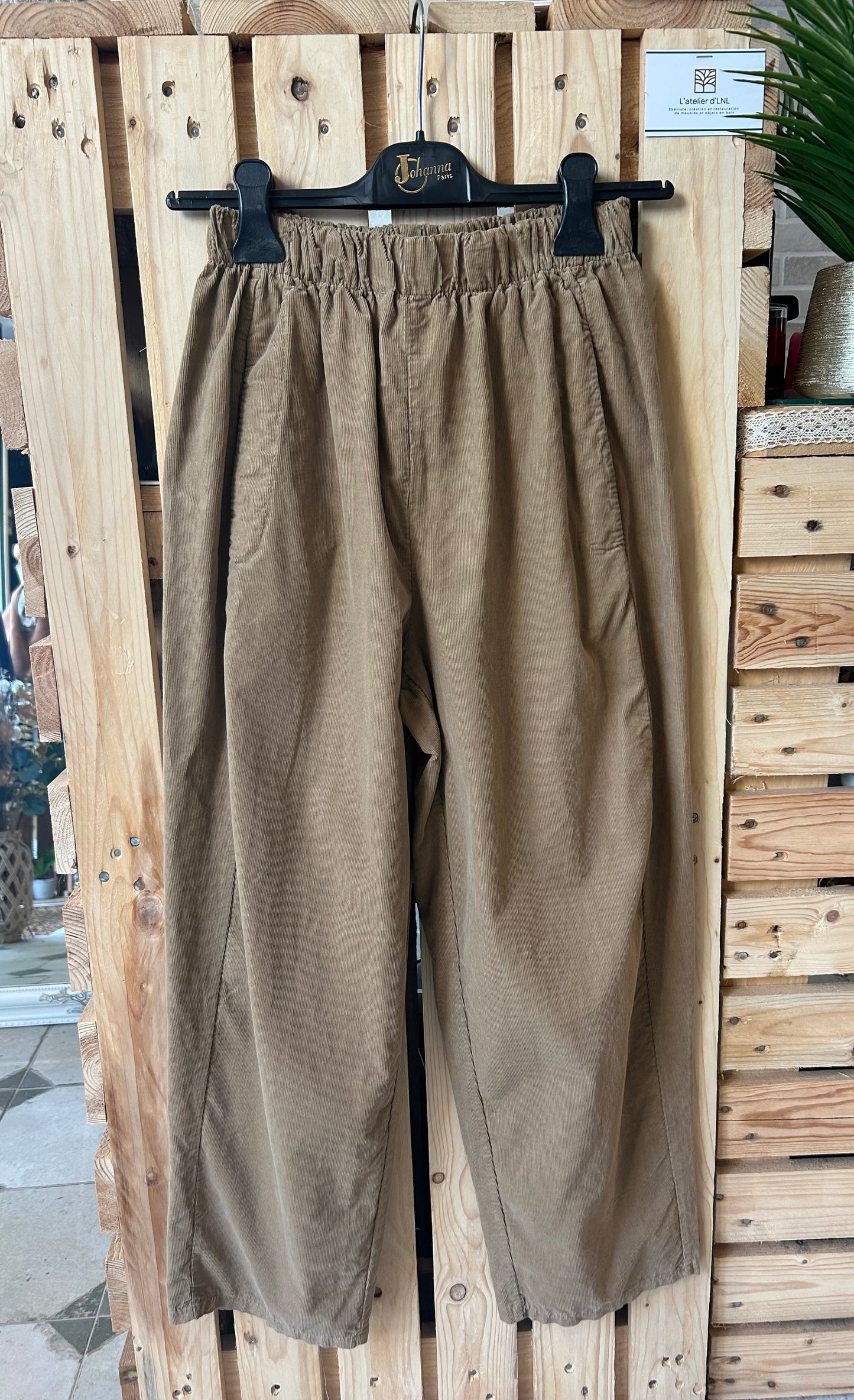 Pantalon Magique en velours camel - Johanna Parisn