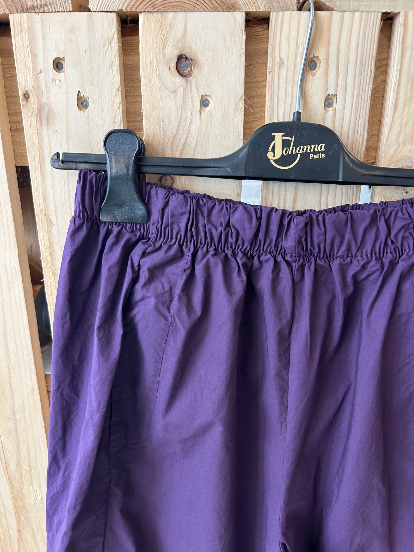 Pantalon Magique en toile fine aubergine - Johanna Paris
