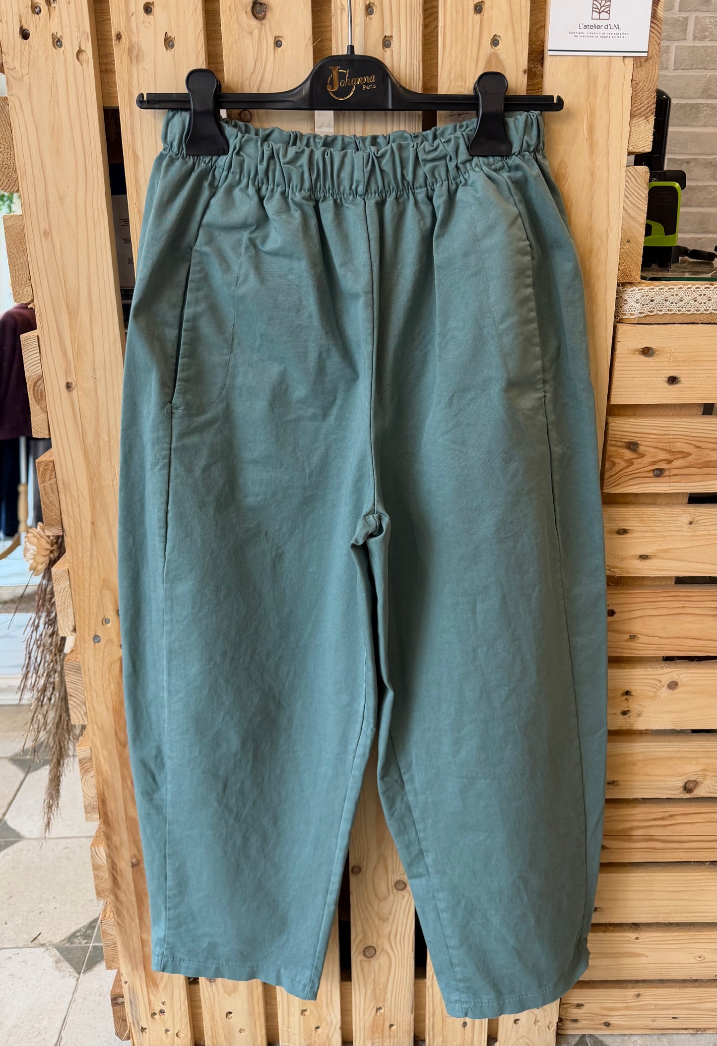 Pantalon Magique en toile bleu céladon - Johanna Paris