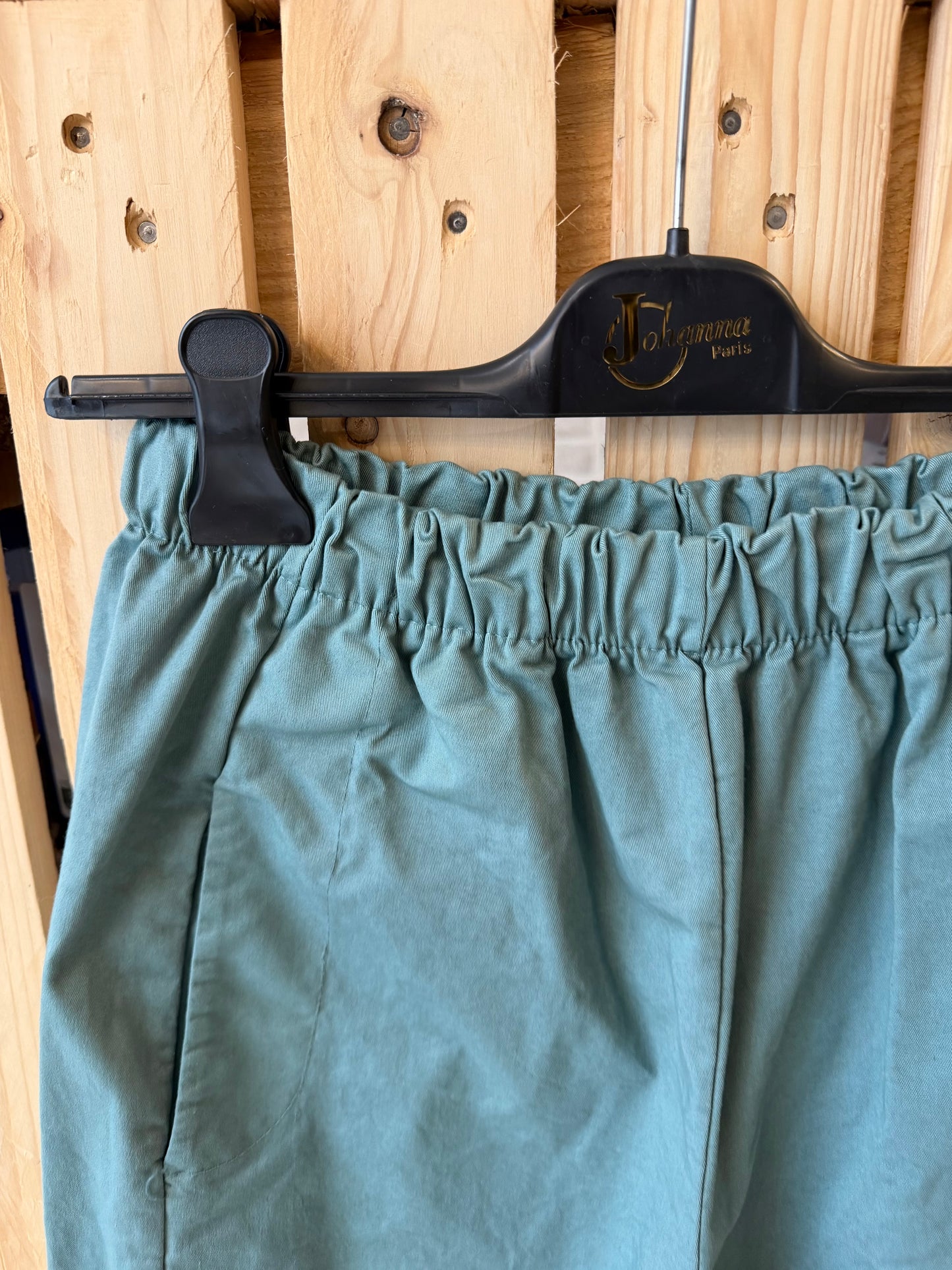 Pantalon Magique en toile bleu céladon - Johanna Paris
